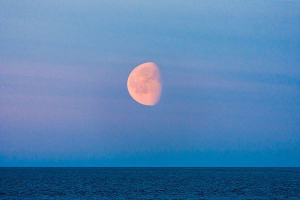Su, Keren 아티스트의 Moon over the Bering Sea-Russia Far East작품입니다.